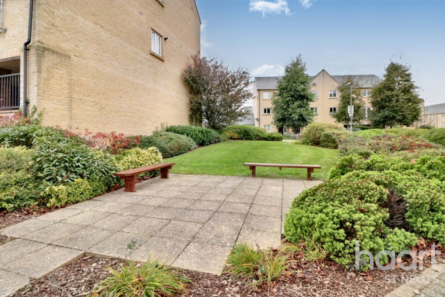 2 bedroom Flat / Apartment Skipper Way, Little Paxton £200,000 haart