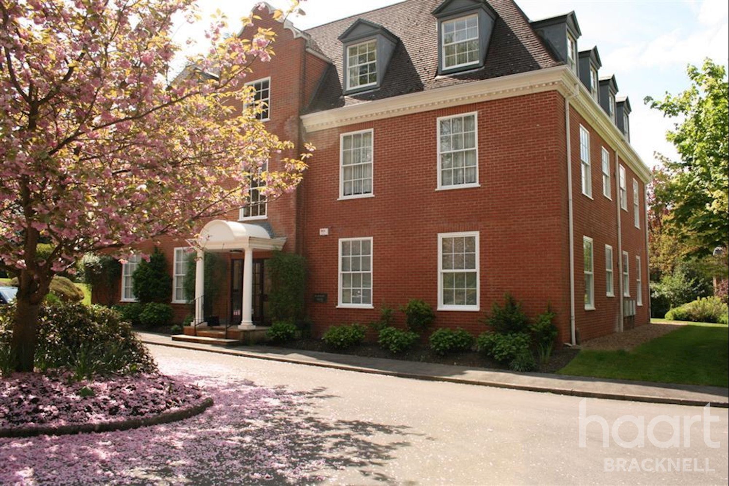 2 bedroom Flat / Apartment | Hillside Park, Sunningdale ...