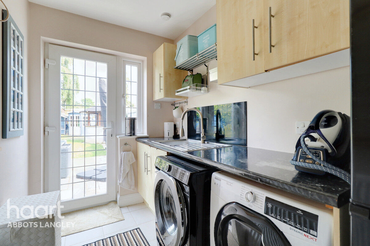 bedroom Detached house High Road, Watford £1,000,000 haart