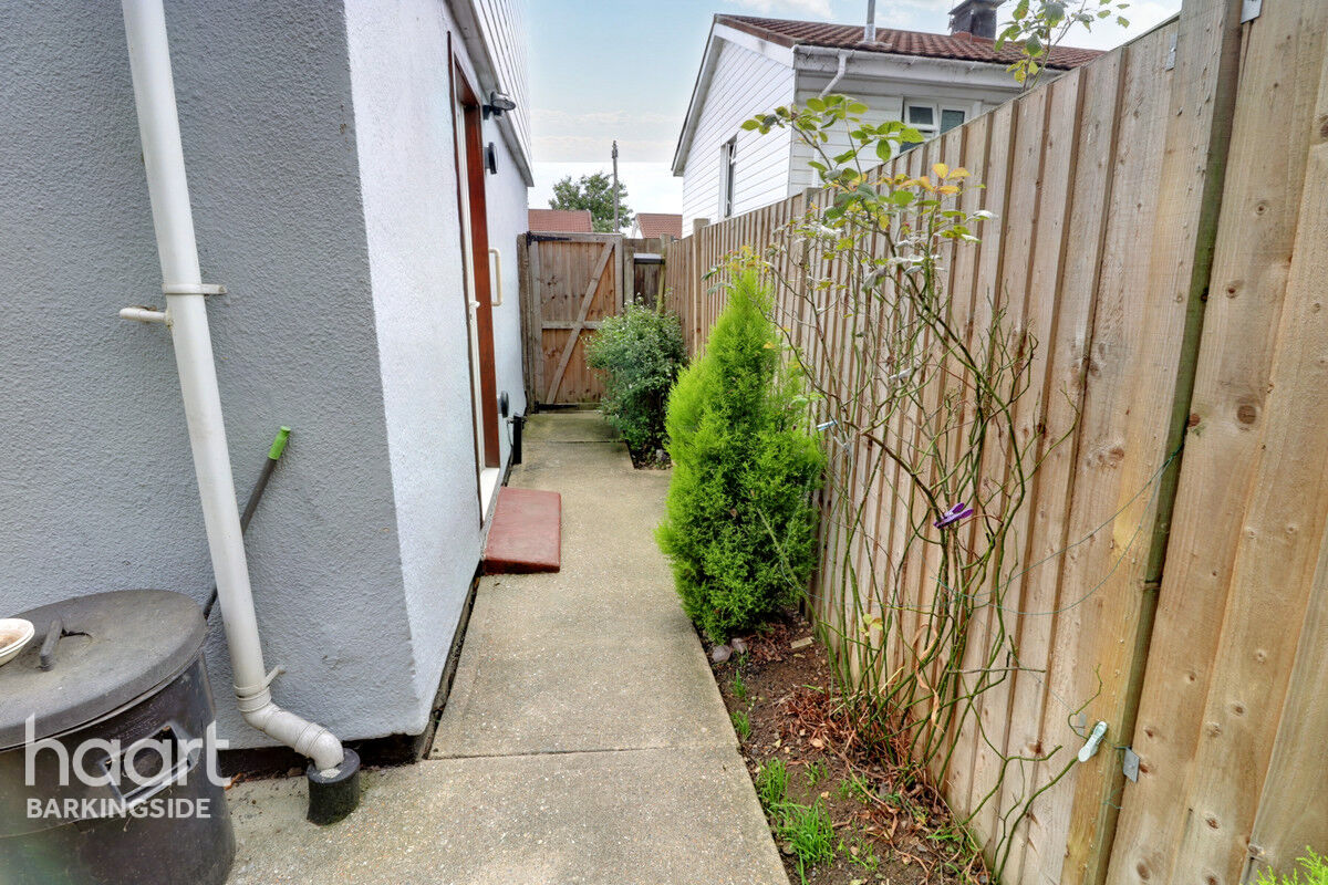 3 bedroom End of terrace house Brocket Way, Chigwell £350,000 haart