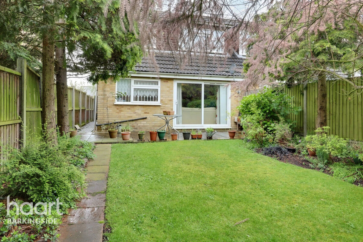 4 bedroom Semidetached house Tomswood Hill, Barkingside £600,000