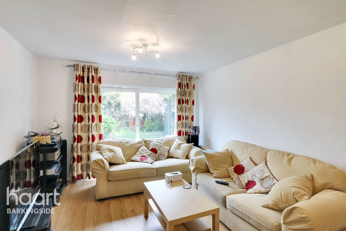 4 bedroom Semidetached house Tomswood Hill, Barkingside £600,000