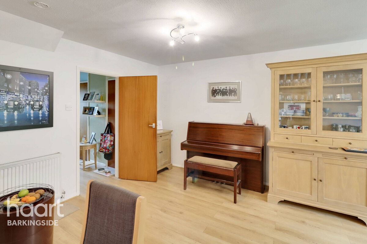 4 bedroom Semidetached house Tomswood Hill, Barkingside £600,000