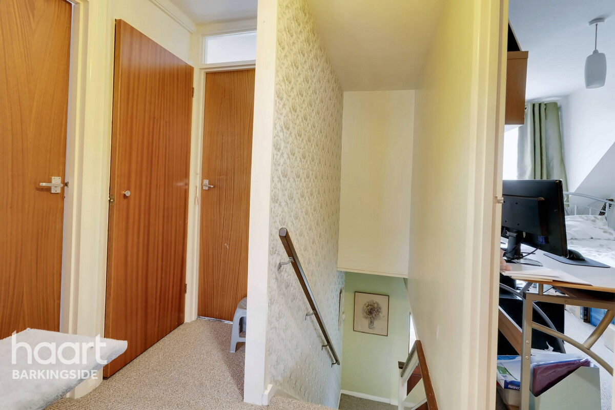 4 bedroom Semidetached house Tomswood Hill, Barkingside £600,000