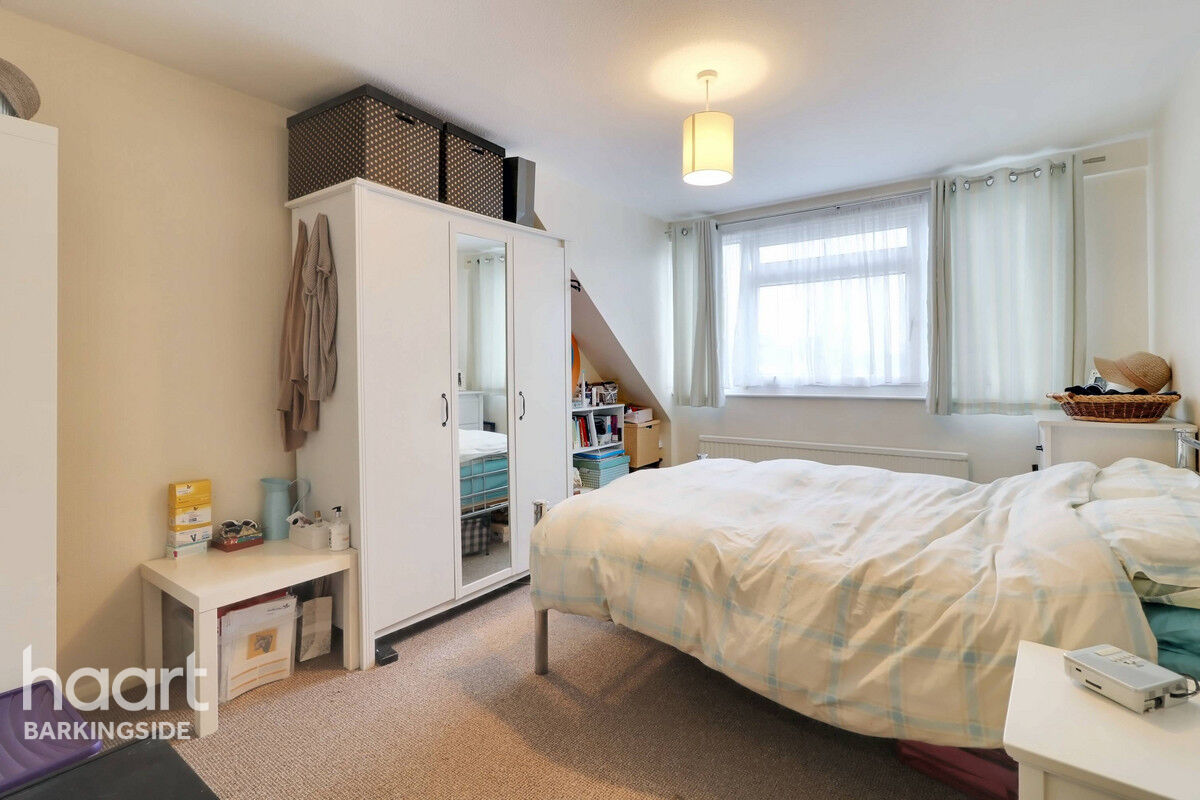 4 bedroom Semidetached house Tomswood Hill, Barkingside £600,000