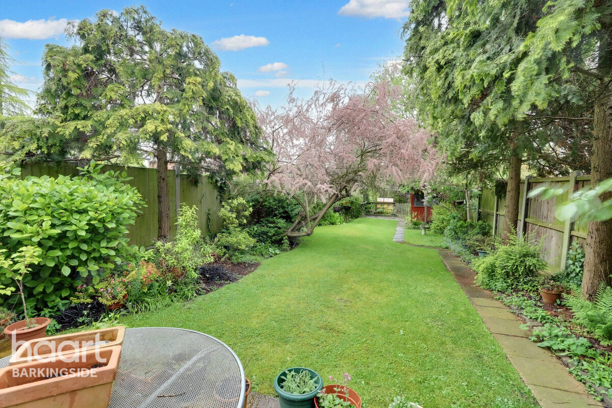 4 bedroom Semidetached house Tomswood Hill, Barkingside £600,000