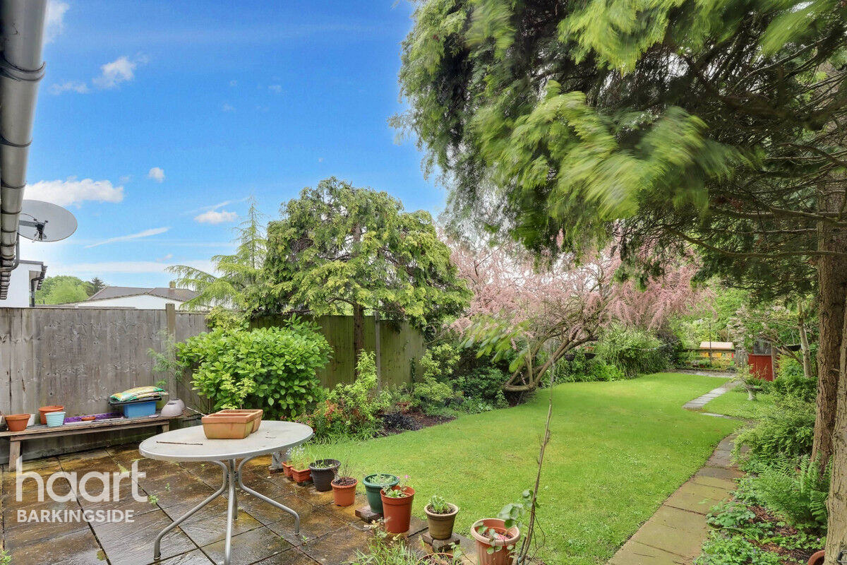 4 bedroom Semidetached house Tomswood Hill, Barkingside £600,000