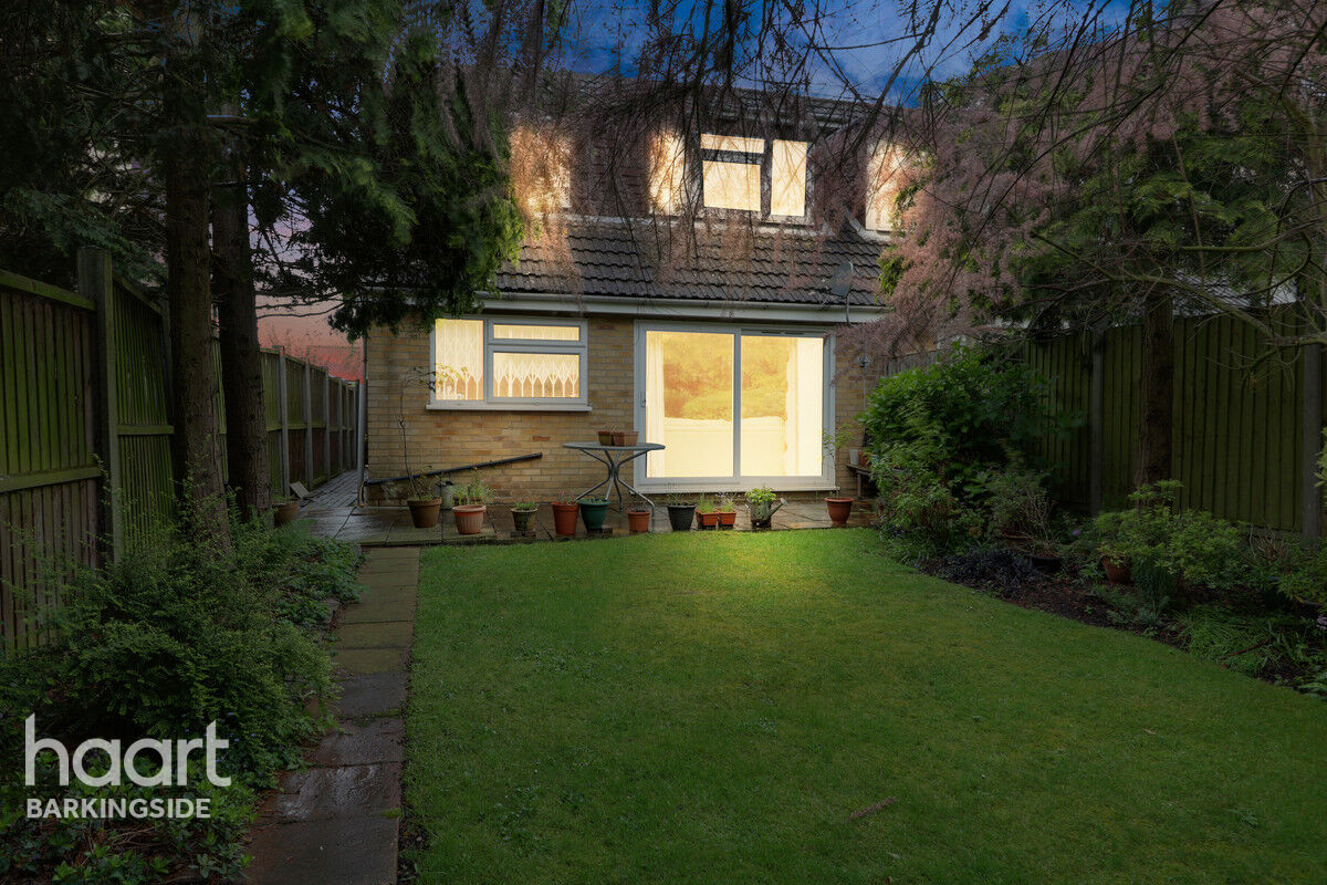 4 bedroom Semidetached house Tomswood Hill, Barkingside £600,000