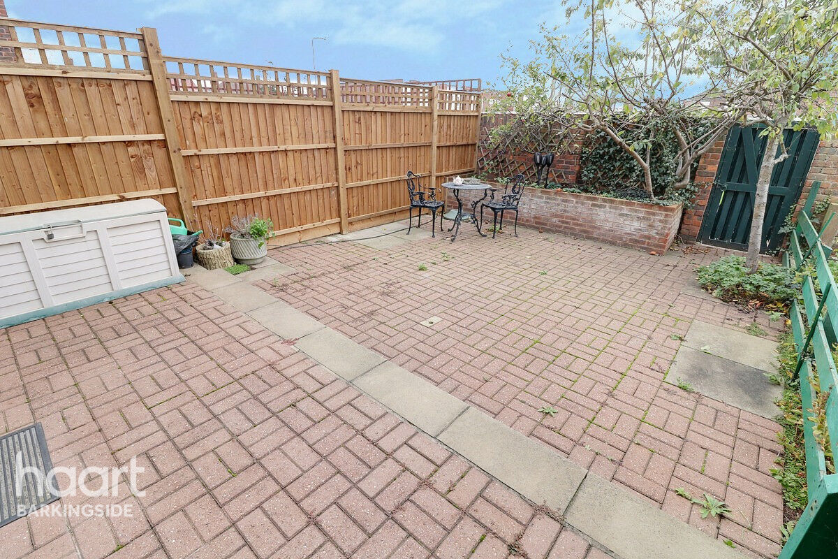 3 bedroom Terraced House Haldon Close, Chigwell £350,000 haart
