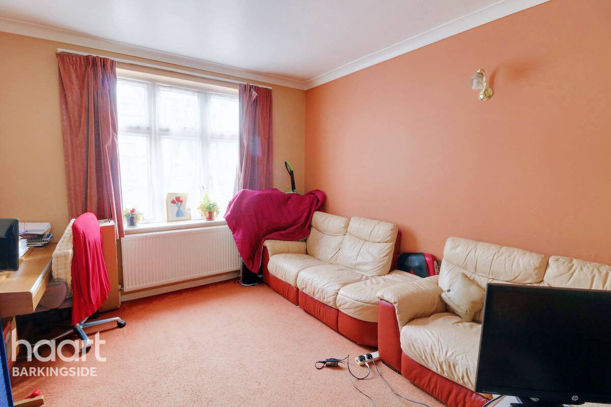 6 bedroom End of terrace house Kenwood Gardens, Gants Hill £775,000