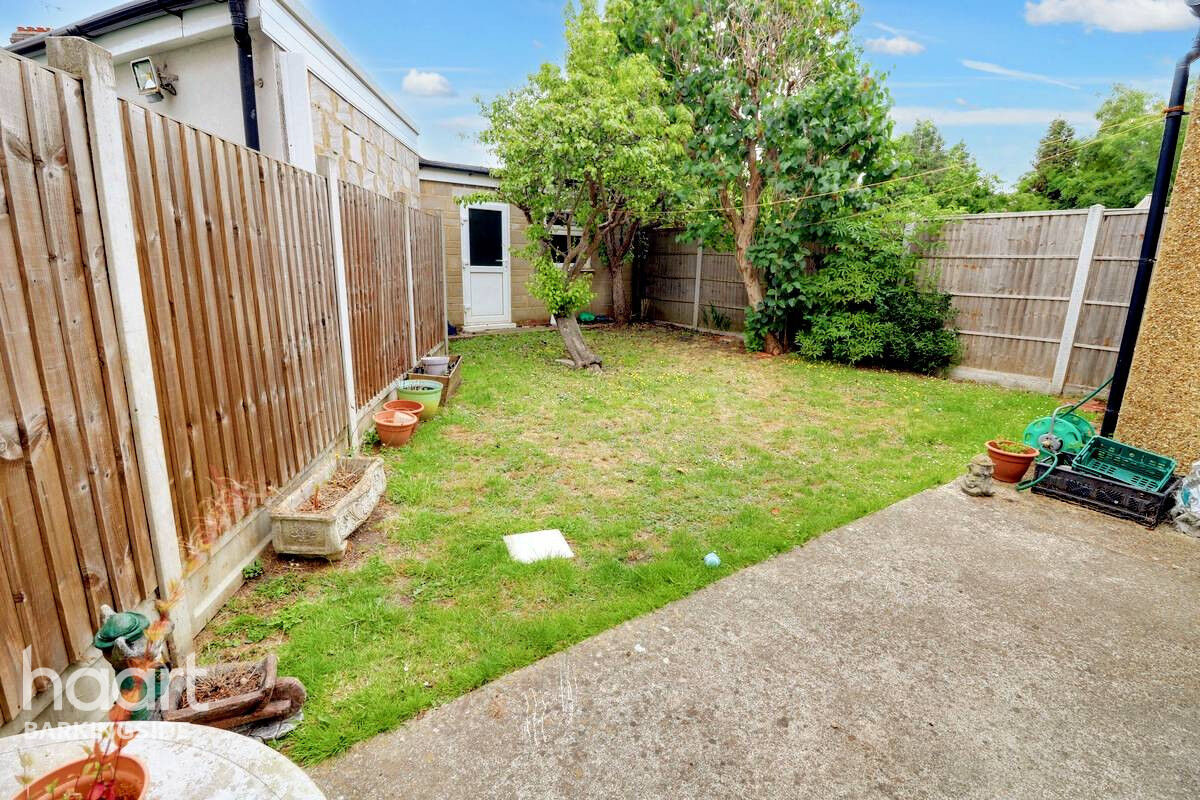 6 bedroom End of terrace house Kenwood Gardens, Gants Hill £775,000