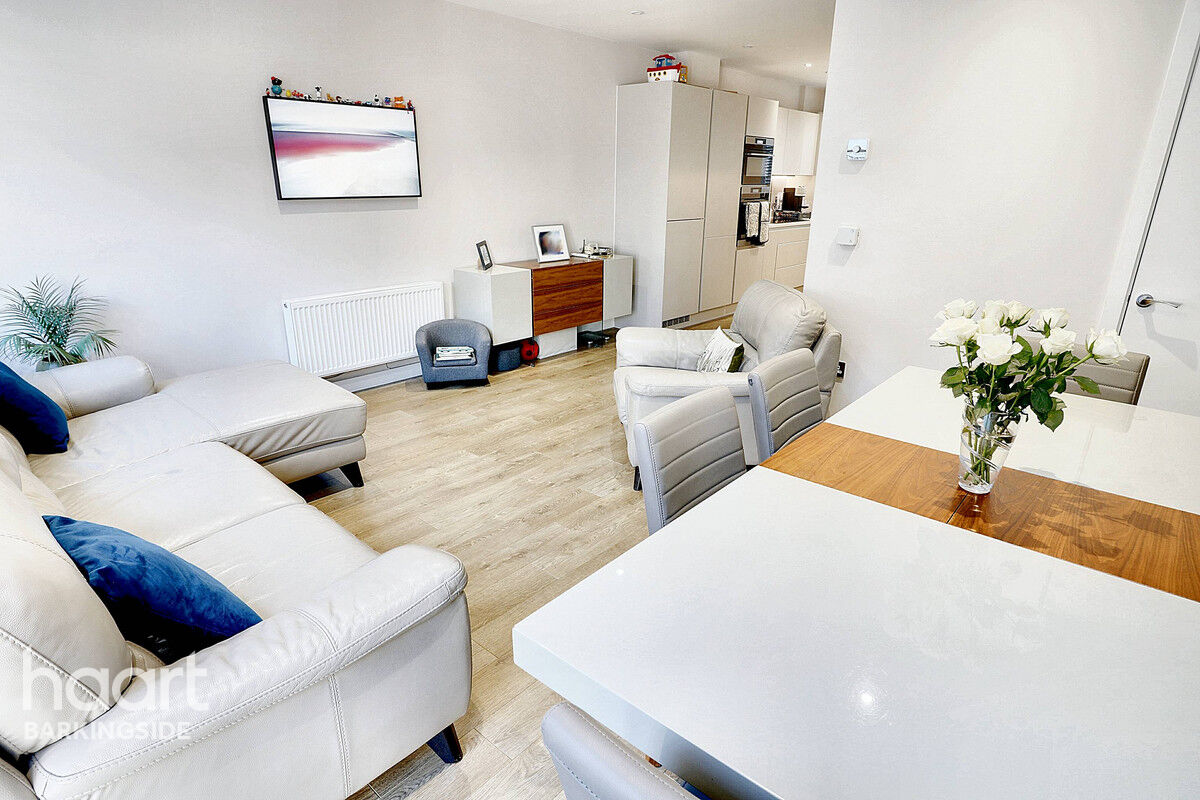 4 bedroom Terraced House Woodbury Crescent, Clayhall £575,000 haart