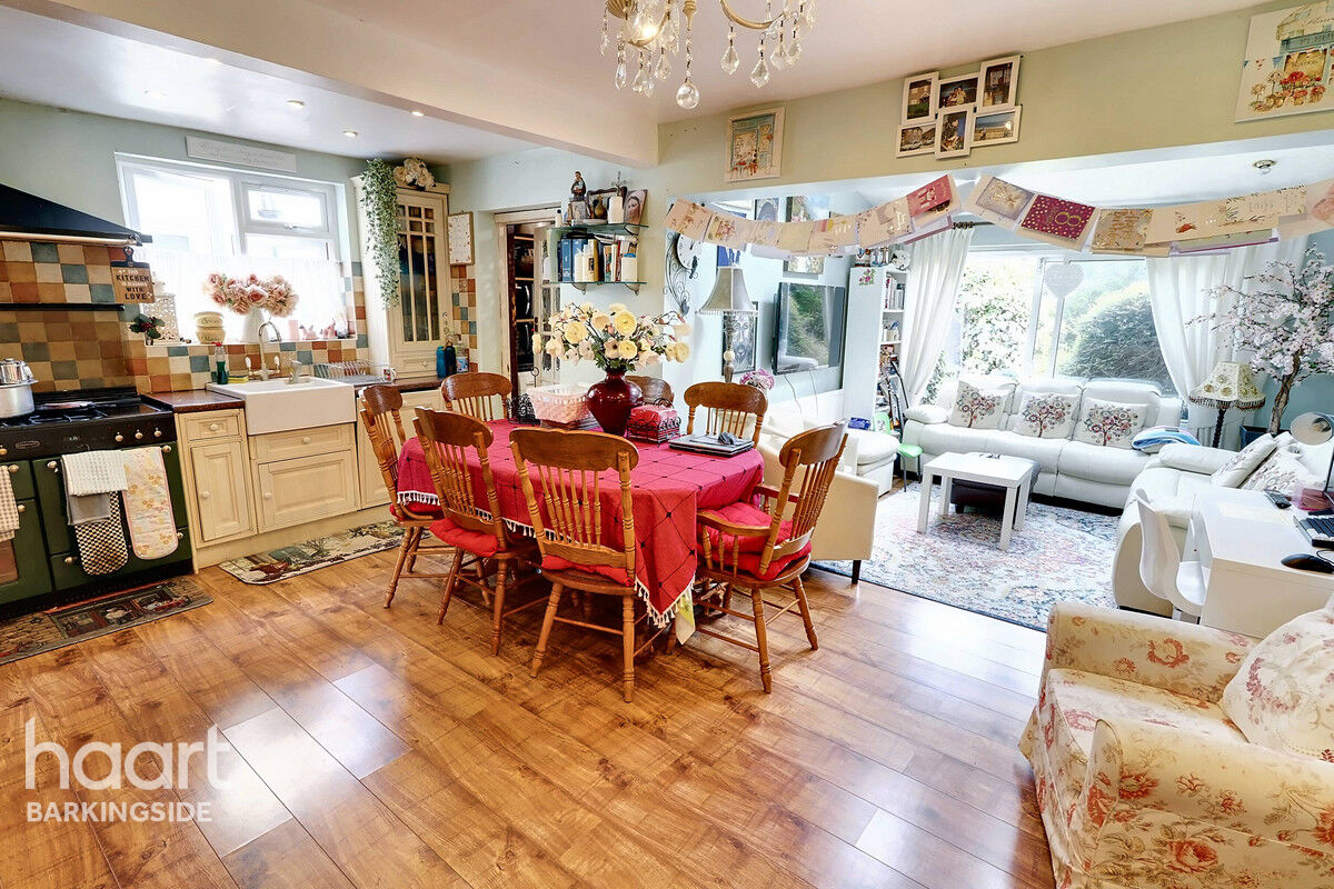 3 bedroom Semidetached house Naseby Road, Clayhall £500,000 haart