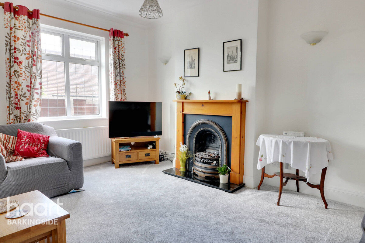 3 bedroom Semidetached bungalow Tomswood Hill, Barkingside £