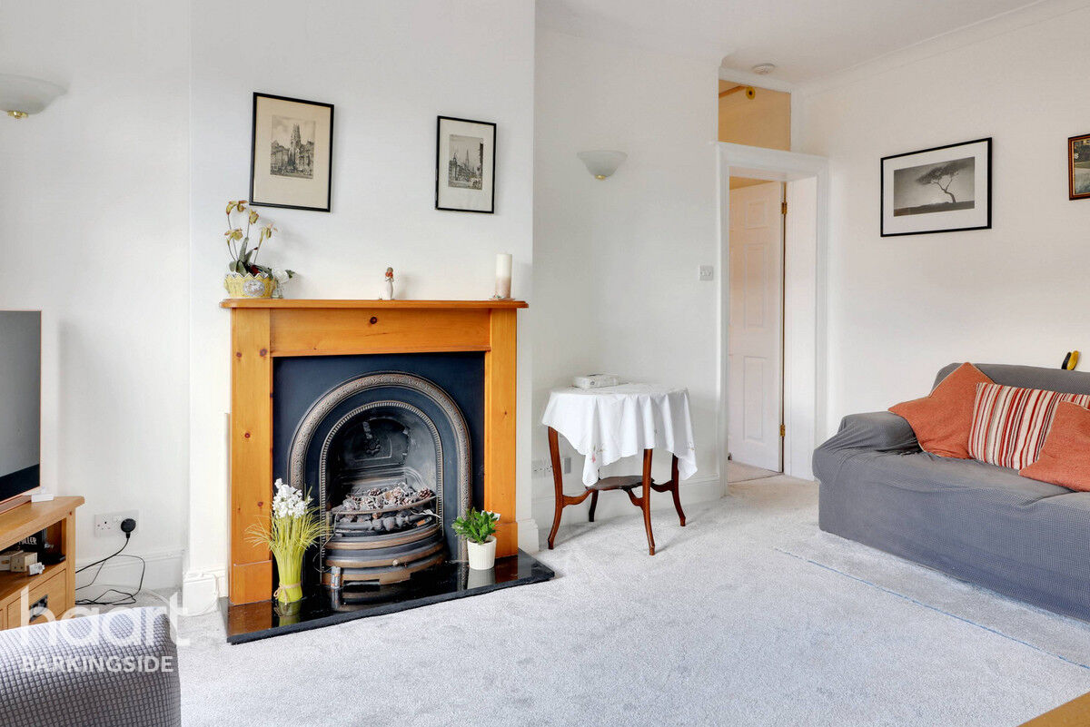 3 bedroom Semidetached bungalow Tomswood Hill, Barkingside £