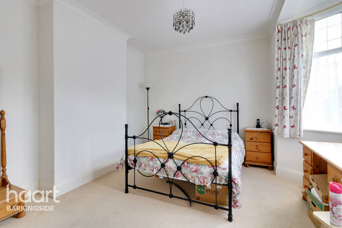 3 bedroom Semidetached bungalow Tomswood Hill, Barkingside £