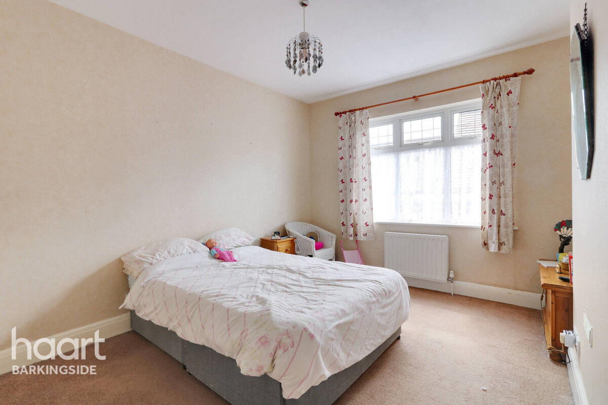 3 bedroom Semidetached bungalow Tomswood Hill, Barkingside £
