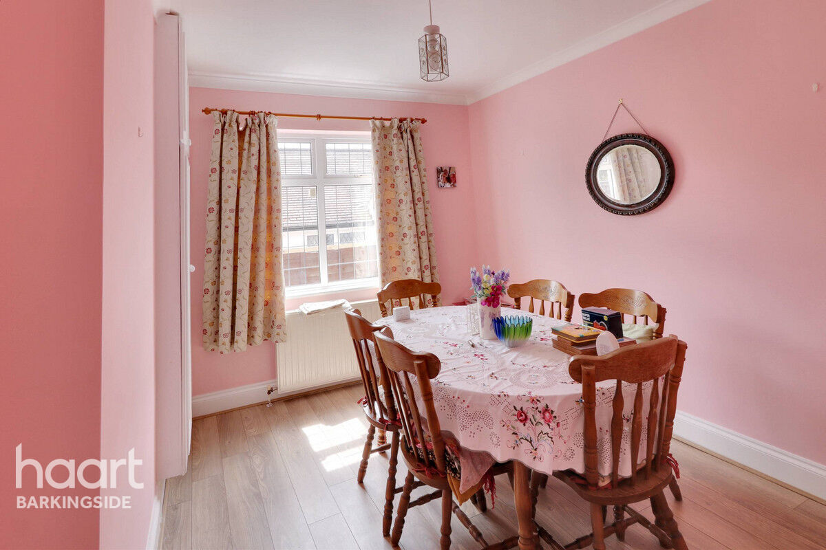 3 bedroom Semidetached bungalow Tomswood Hill, Barkingside £