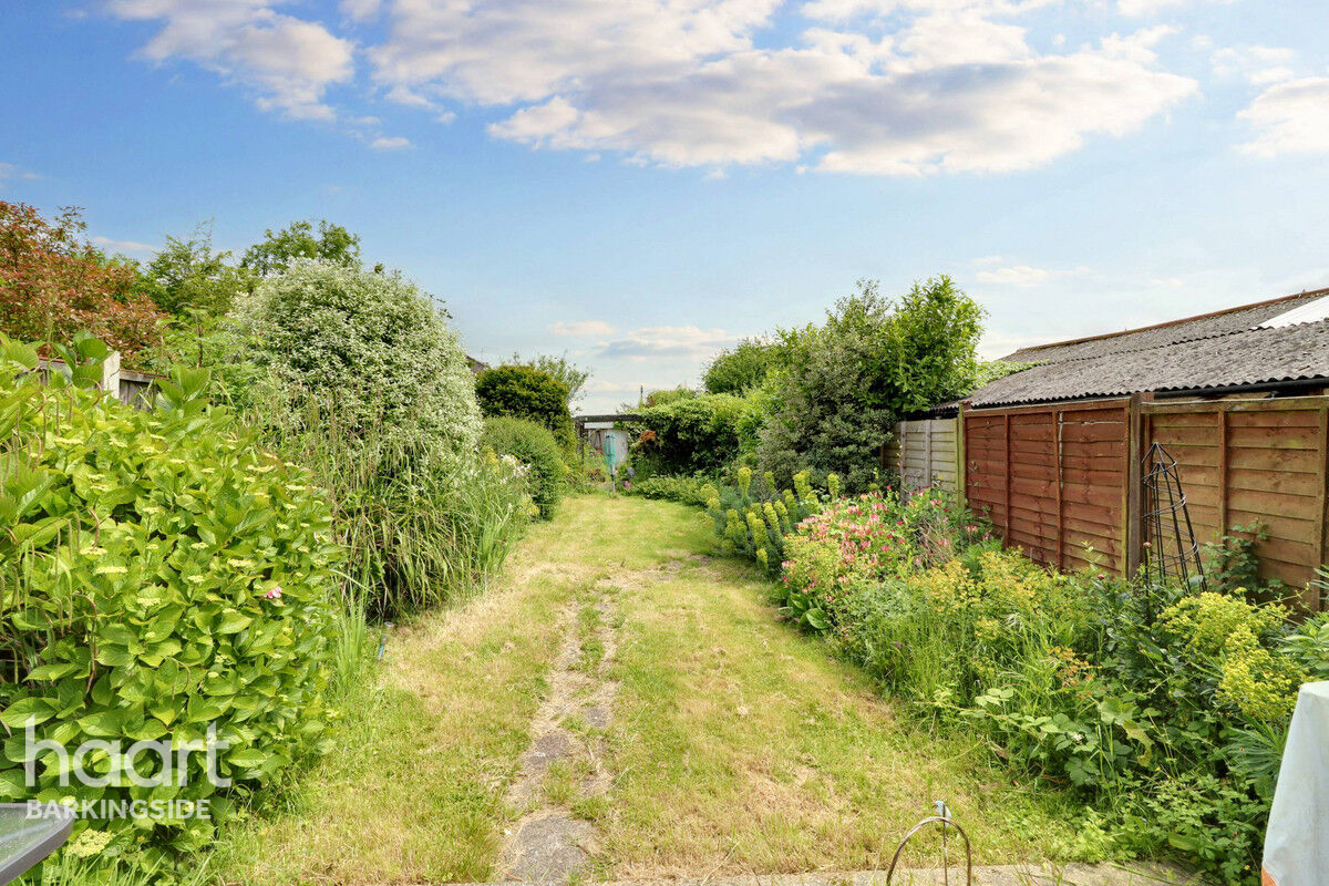 3 bedroom Semidetached bungalow Tomswood Hill, Barkingside £