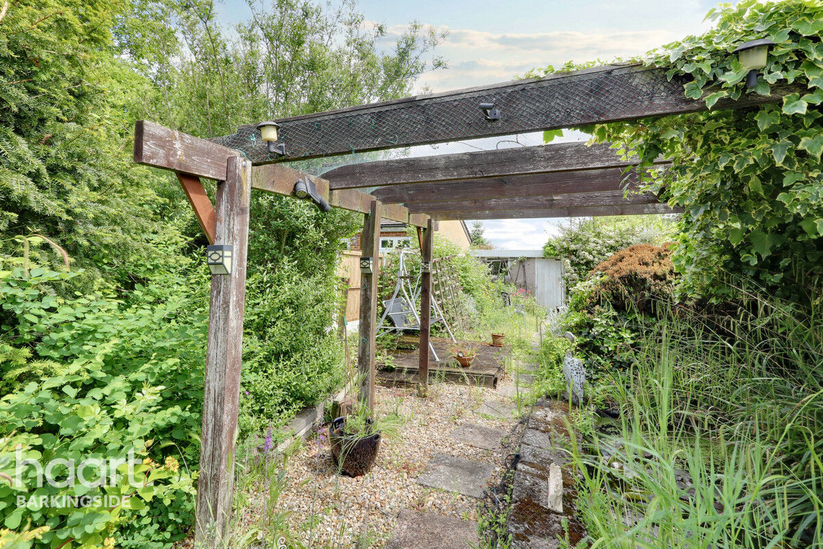 3 bedroom Semidetached bungalow Tomswood Hill, Barkingside £