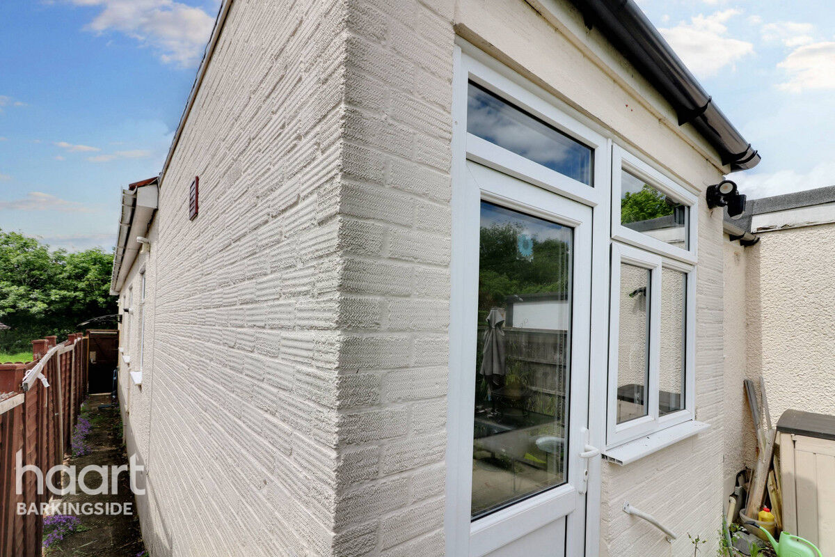 3 bedroom Semidetached bungalow Tomswood Hill, Barkingside £