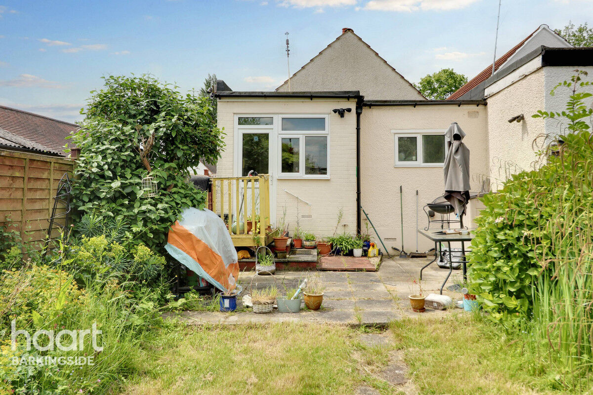 3 bedroom Semidetached bungalow Tomswood Hill, Barkingside £