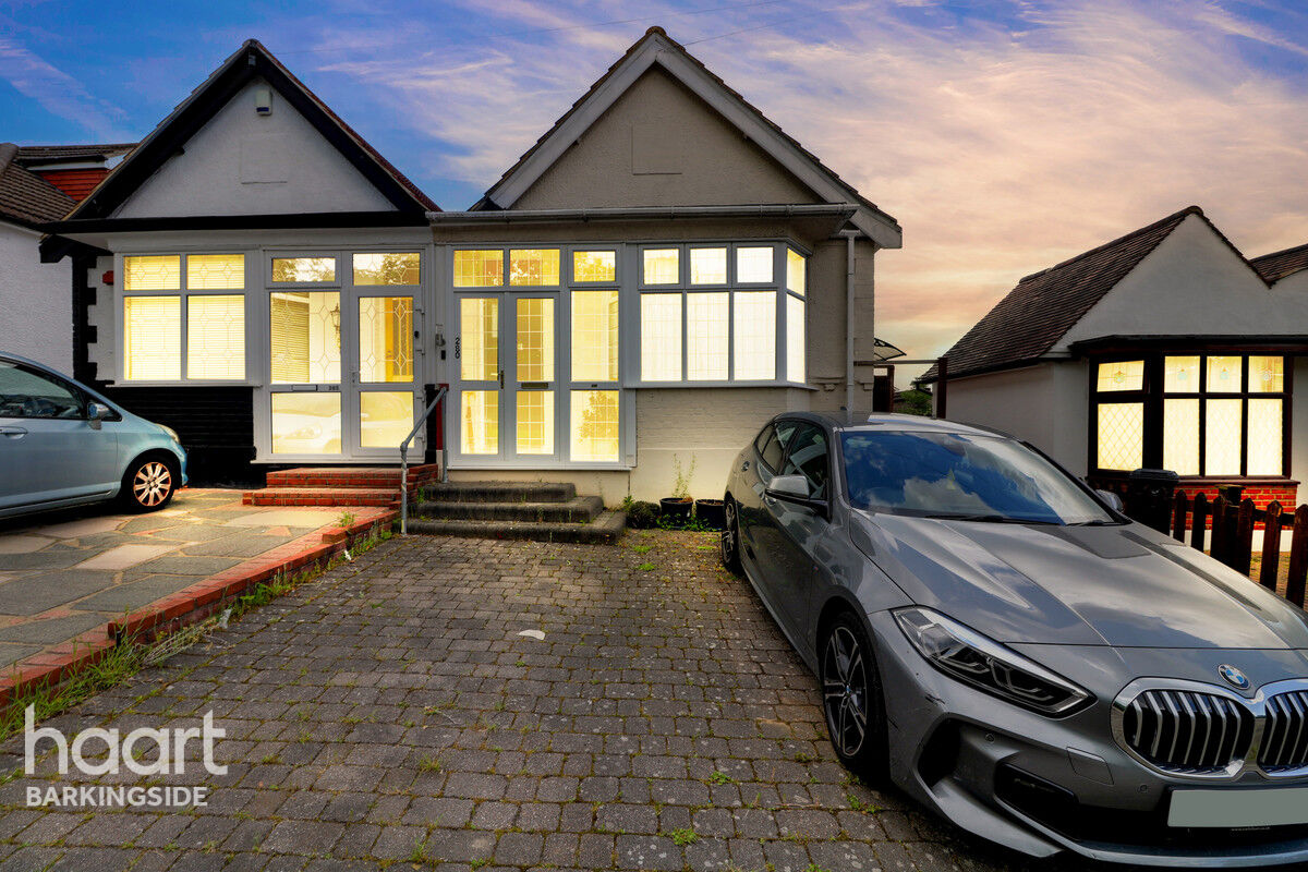 3 bedroom Semidetached bungalow Tomswood Hill, Barkingside £