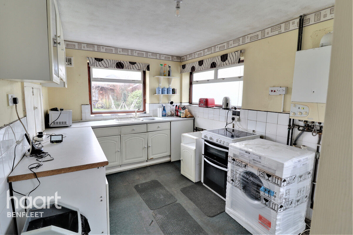 3 bedroom Semidetached house Moreland Close, Benfleet £350,000 haart