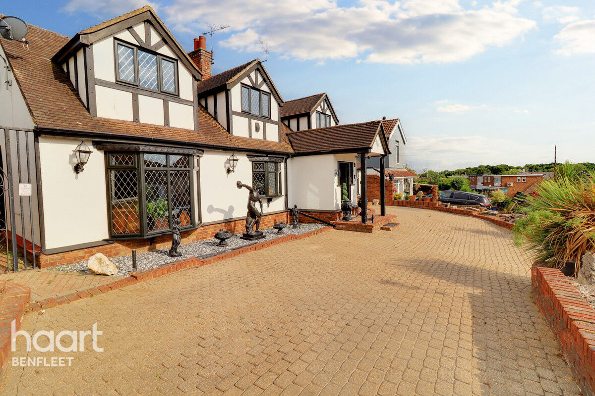 4 bedroom Detached house Rayleigh Road, Benfleet £800,000 haart