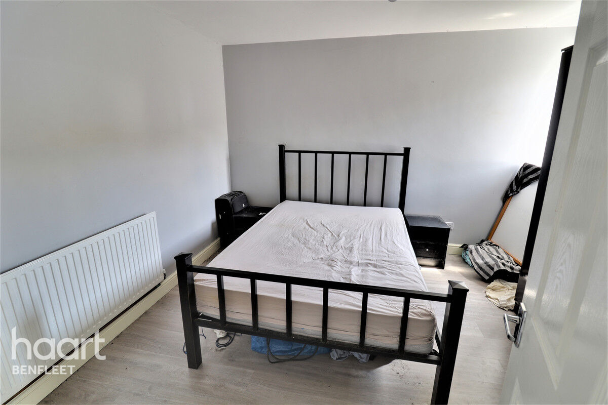 3 bedroom Semidetached bungalow Sandown Road, Benfleet £360,000