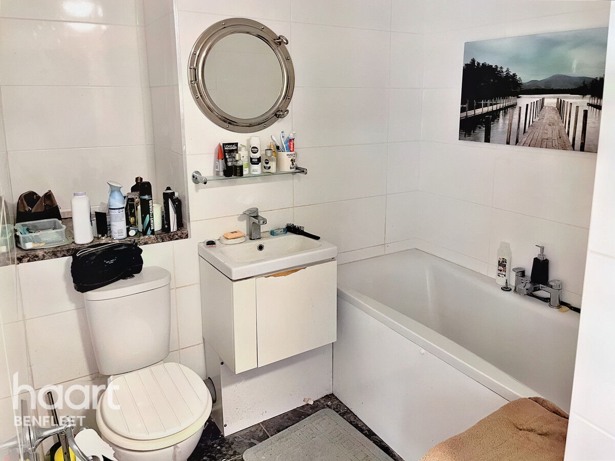 3 bedroom Semidetached bungalow Sandown Road, Benfleet £350,000