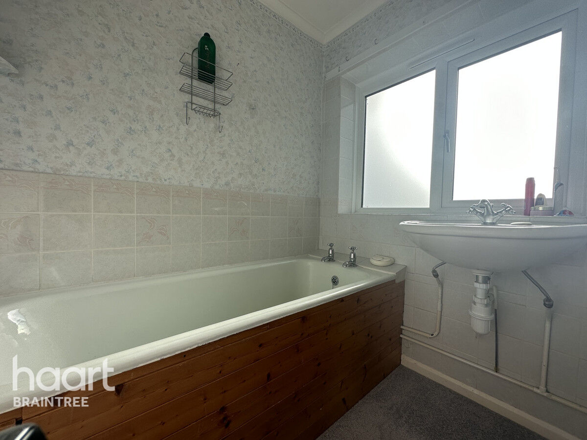 3 bedroom Semidetached house Haytor Close, Braintree £350,000 haart