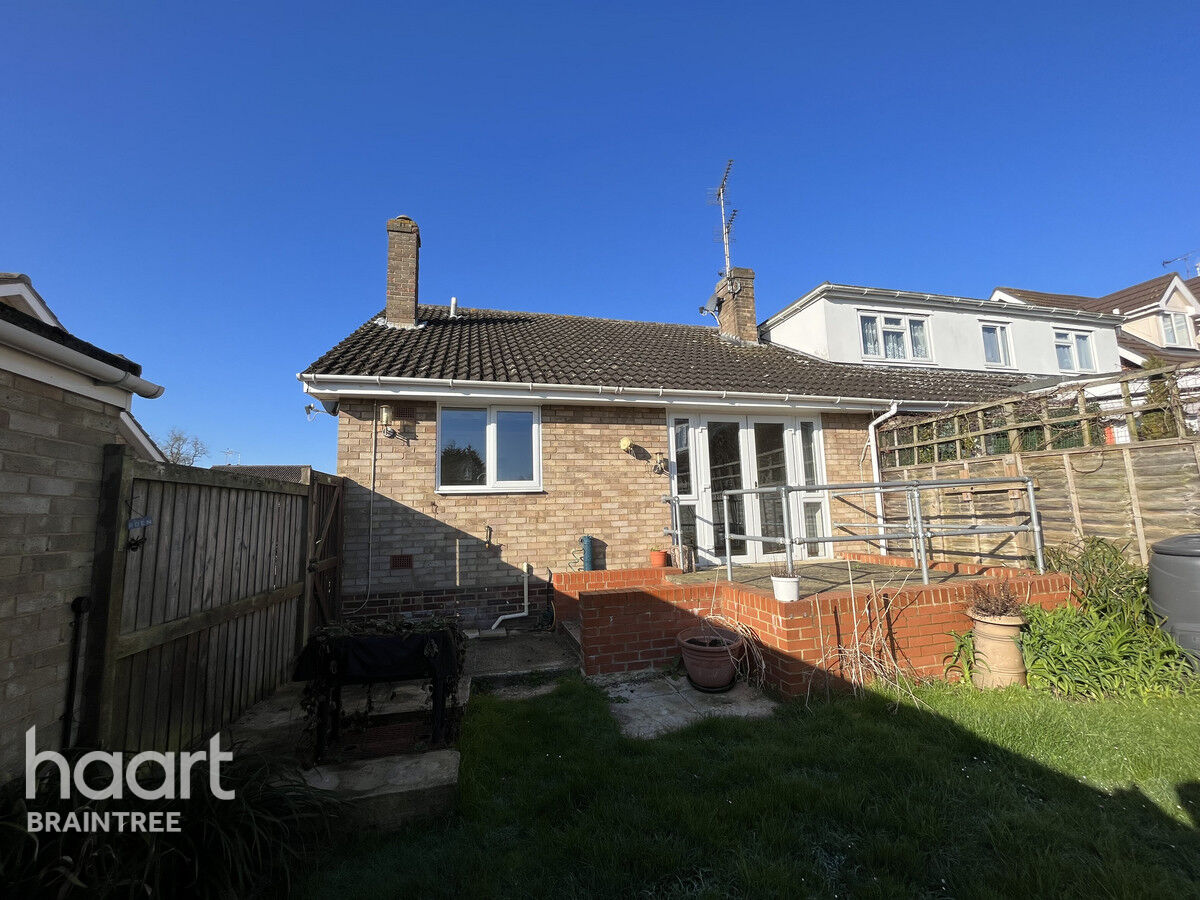 2 bedroom Bungalow Barryfields, Braintree £310,000 haart