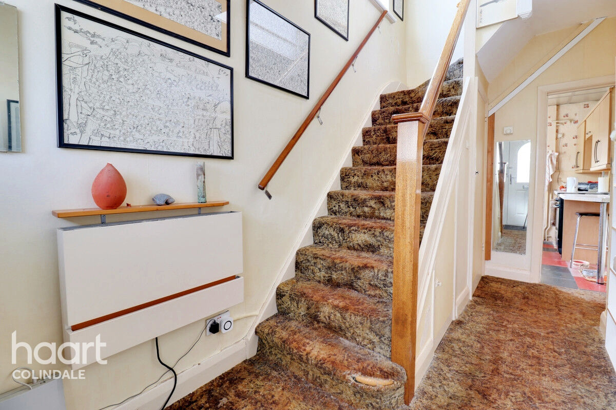 3 bedroom Semidetached house Hillside, Kingsbury, NW9 £550,000 haart