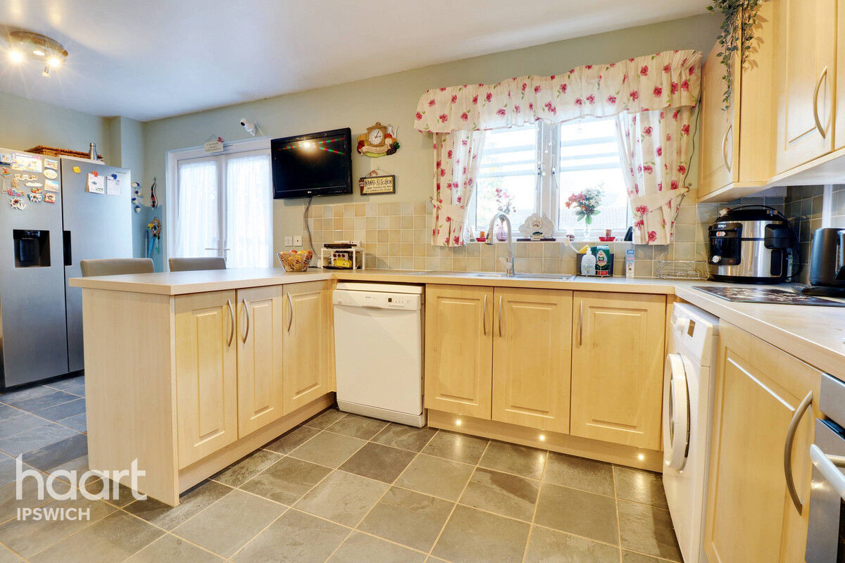 4 bedroom Town House Meadow Crescent, Ipswich £365,000 haart