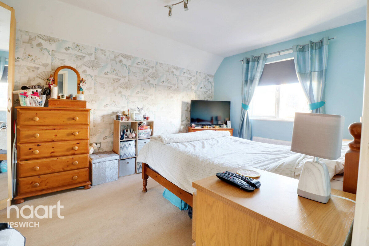 4 bedroom Town House Meadow Crescent, Ipswich £365,000 haart