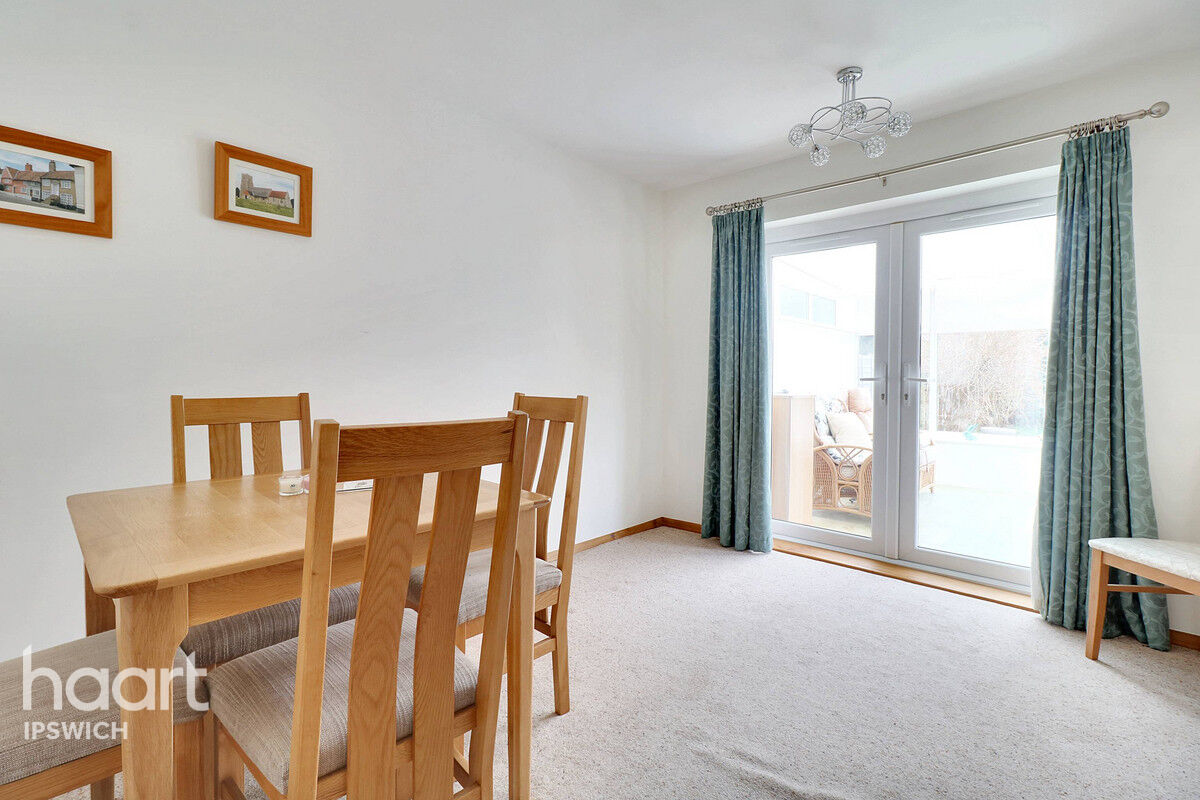 2 bedroom Semidetached bungalow St Augustines Gardens, Ipswich £