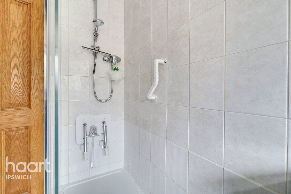 2 bedroom Semidetached bungalow St Augustines Gardens, Ipswich £