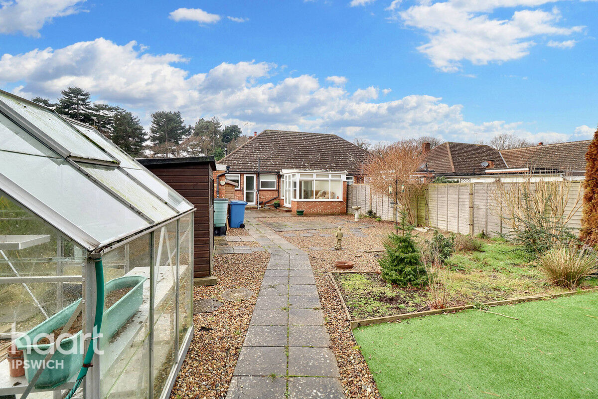2 bedroom Semidetached bungalow St Augustines Gardens, Ipswich £
