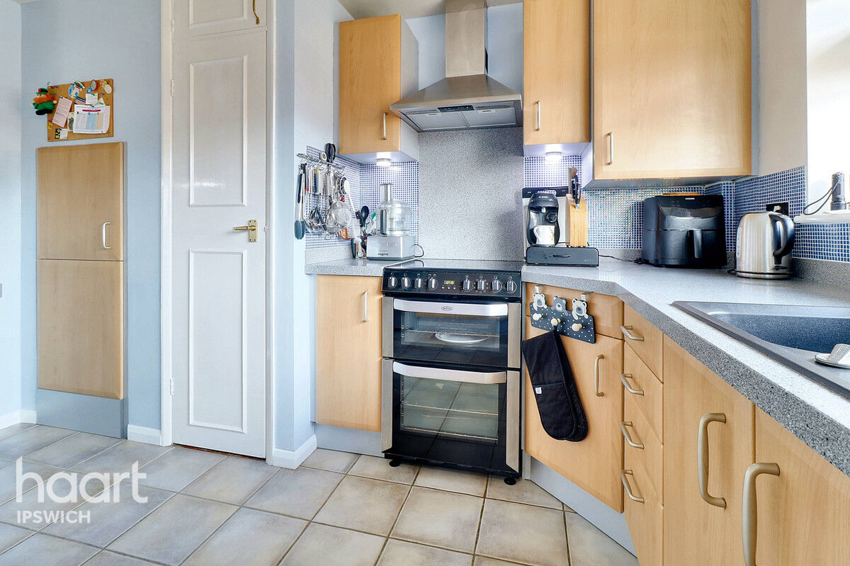 2 bedroom Semidetached bungalow Brockley Crescent, Ipswich £