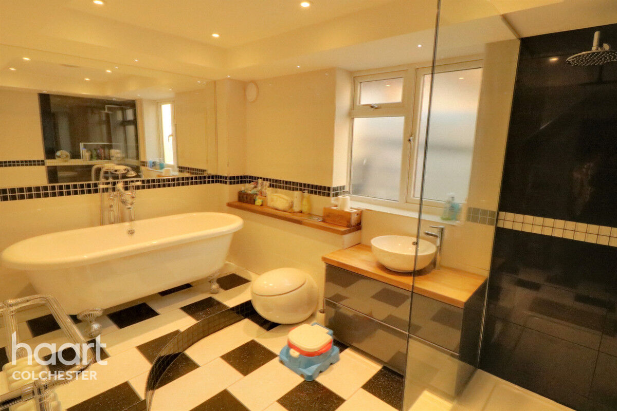 5 bedroom Chalet Colchester Road, Colchester £700,000 haart