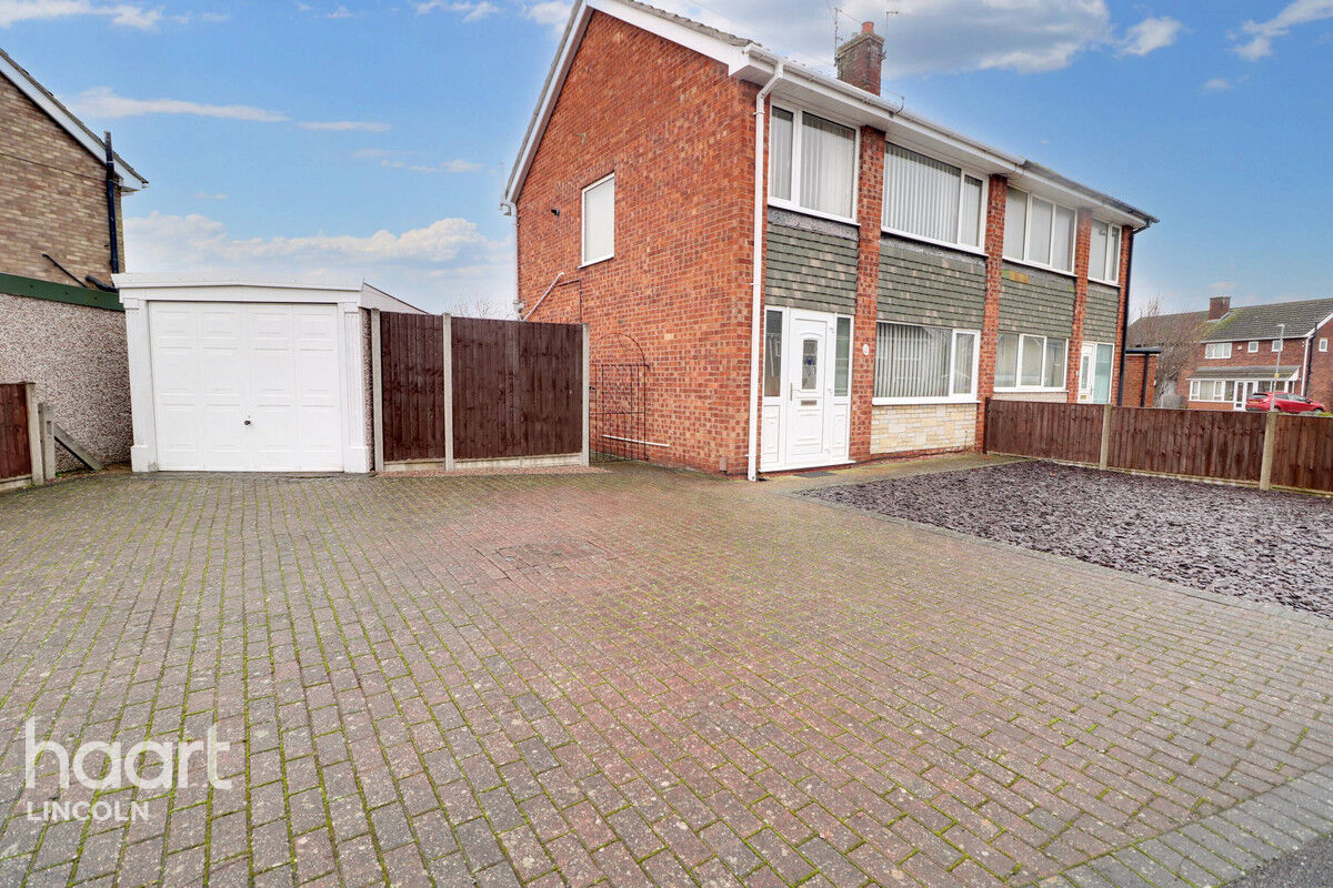 3 bedroom Semidetached house Matlock Drive, North Hykeham £215,000