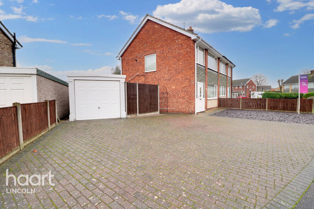 3 bedroom Semidetached house Matlock Drive, North Hykeham £215,000