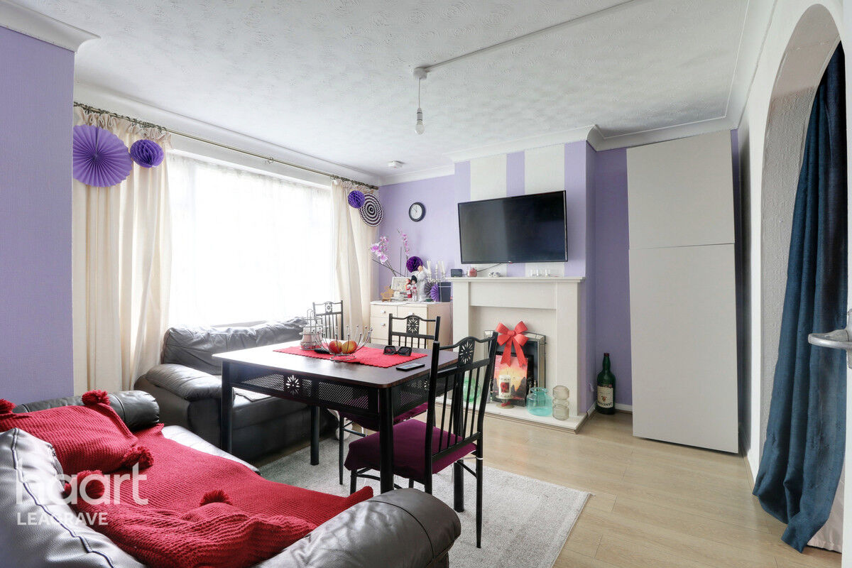 3 bedroom Semidetached house Grampian Way, Luton £325,000 haart