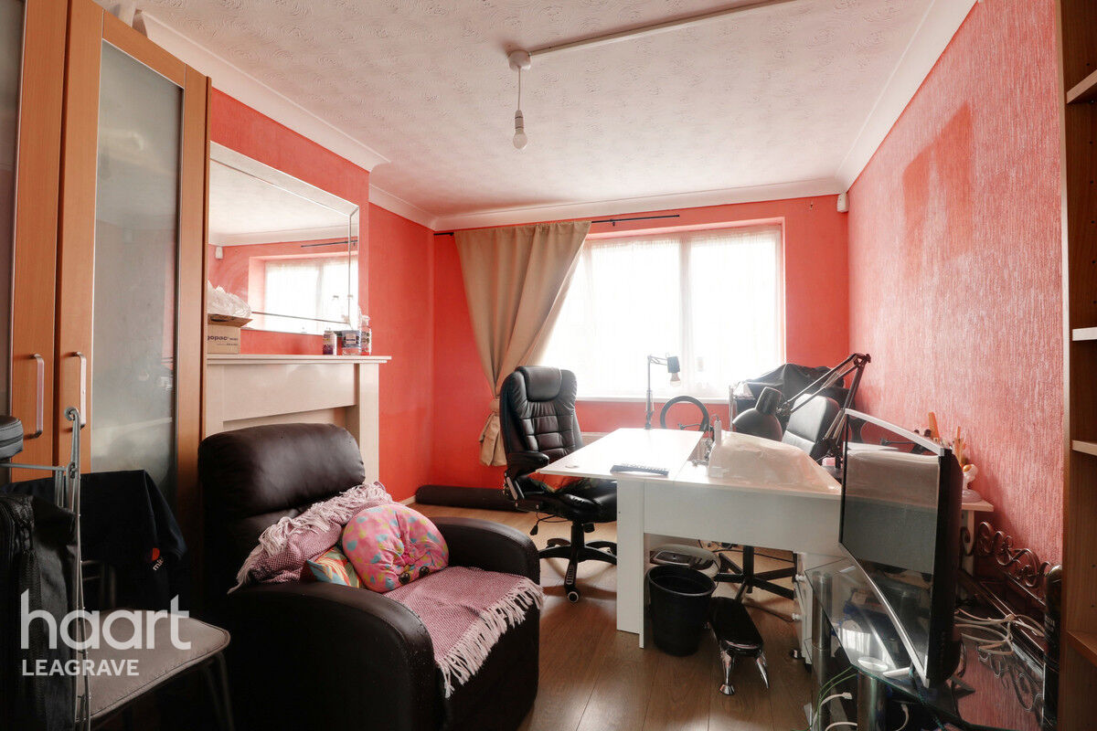 3 bedroom Semidetached house Grampian Way, Luton £325,000 haart