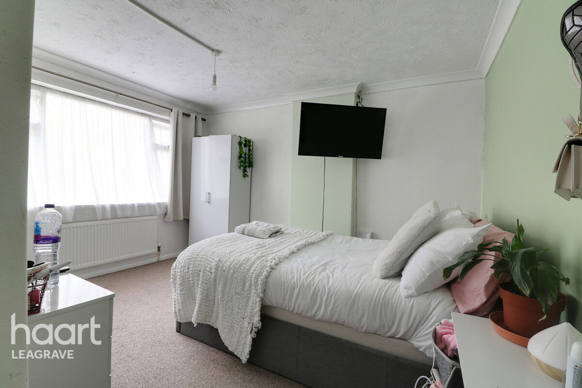 3 bedroom Semidetached house Grampian Way, Luton £325,000 haart