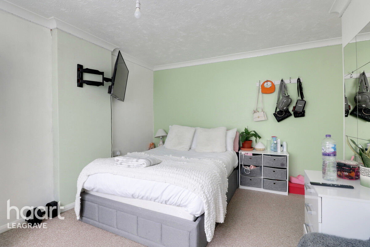 3 bedroom Semidetached house Grampian Way, Luton £325,000 haart