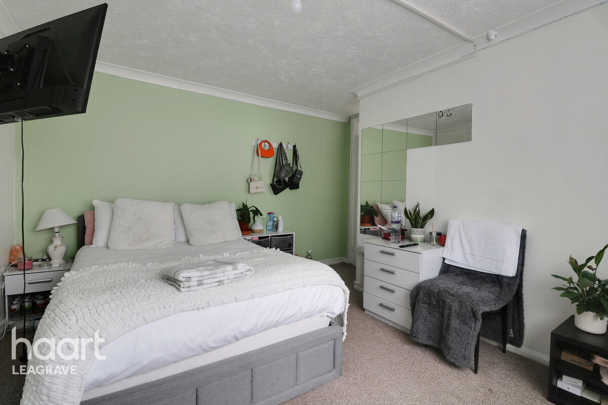 3 bedroom Semidetached house Grampian Way, Luton £325,000 haart