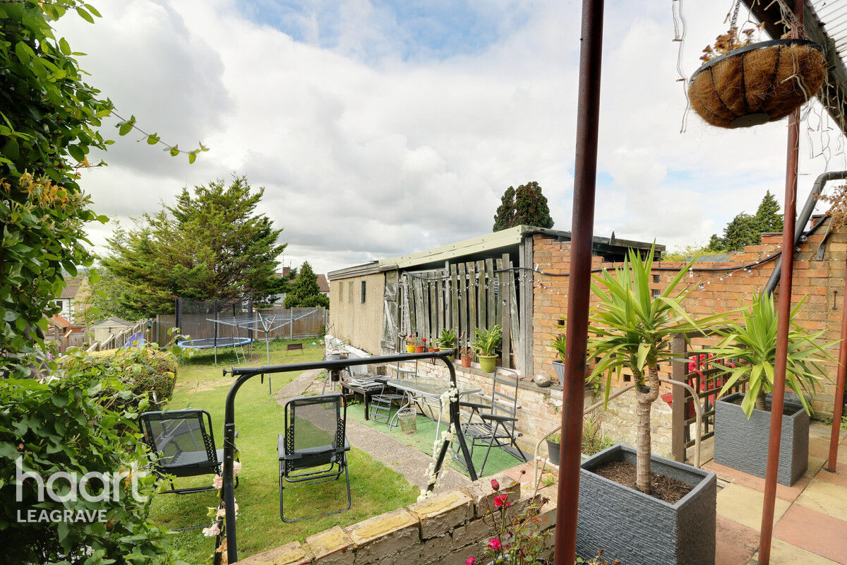 3 bedroom Semidetached house Grampian Way, Luton £325,000 haart