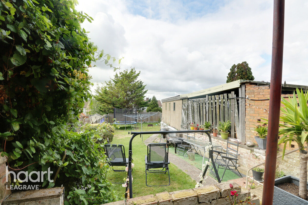 3 bedroom Semidetached house Grampian Way, Luton £325,000 haart